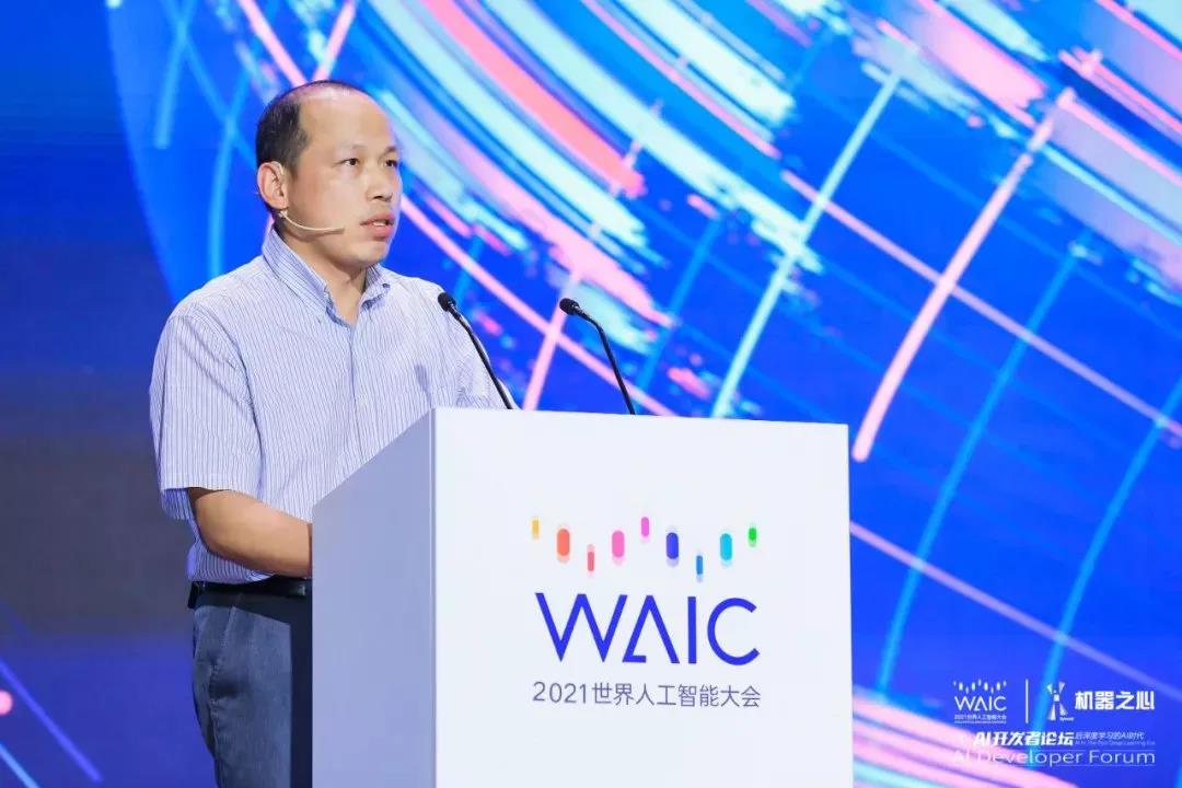 机器之心|WAIC 2021 | 云天励飞副总裁肖嵘：创「芯」时代 打造自进化城市智能体